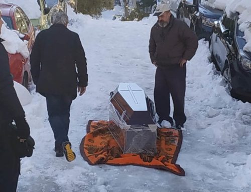 Απίστευτες εικόνες στου Ζωγράφου: Σέρνουν φέρετρο με νεκρό στο χιόνι, πάνω σε κουβέρτα [εικόνες & βίντεο]