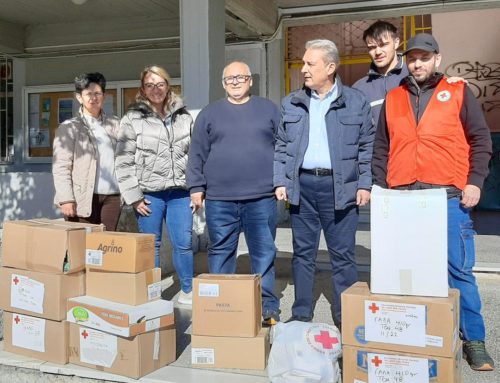 Ο Ερυθρός Σταυρός Λουτρακίου παρέδωσε τρόφιμα για τις οικογένειες των μαθητών του Γυμνασίου