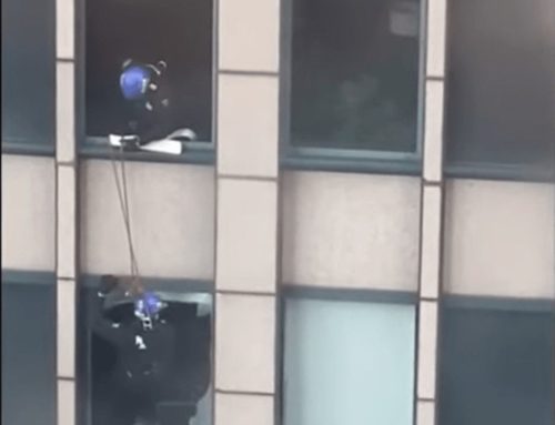 Νέα Υόρκη: Επιχείρηση διάσωσης άνδρα που απειλούσε να πέσει από ουρανοξύστη