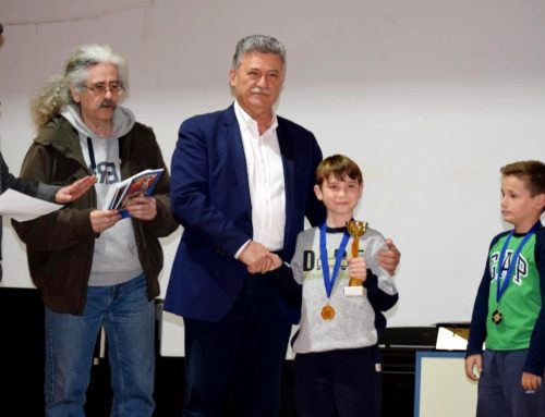 Βράβευσε τα παιδιά που διακρίθηκαν στο Περιφερειακό Πρωτάθλημα Σκάκι, ο Δήμαρχος Κορινθίων Βασίλης Νανόπουλος.