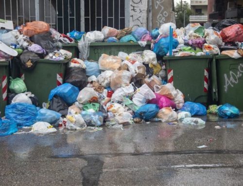 Τοπίο φρίκης επί του παραλιακού δρόμου της Τήνου