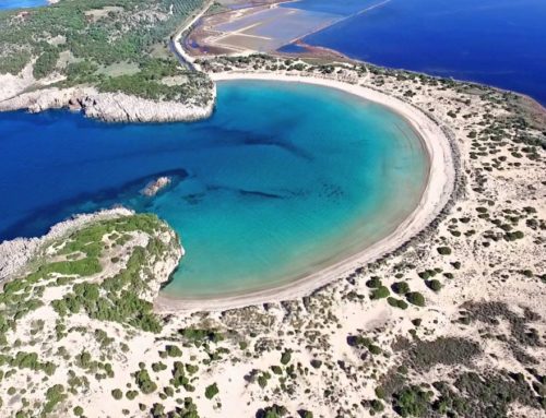 Πελοπόννησος: Ποια παραλία με συγκεκριμένο σχήμα θεωρείται μία από τις ομορφότερες της Μεσογείου