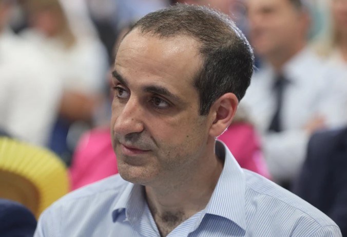 Τι «συμβουλεύει» ο Μάνος Βουλαρίνος την αντιπολίτευση για την επιστροφή Δημητριάδη