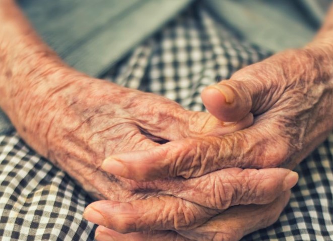 Βοιωτία: Διευθύντρια ΚΕΠ έθαψε την μάνα της σε στάβλο για να παίρνει τη σύνταξή της!