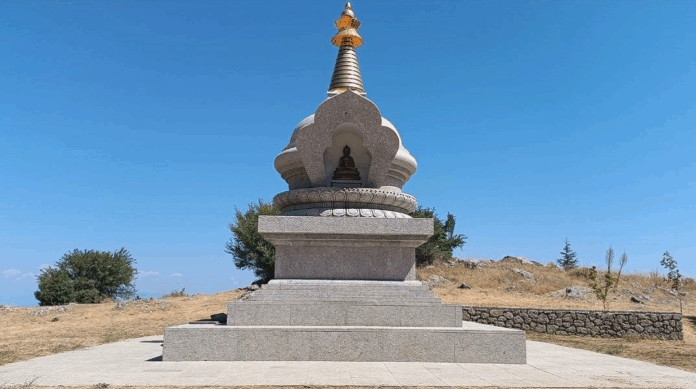 i-voudistiki-stoupa-pou-dinei-mia-avra-apo-thibet-stin-oreini-korinthia