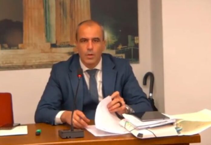 Aλ. Γκουργιώτης: Τι γίνεται με το δημοτικό θέατρο Εξαμιλίων; (BINTEO)