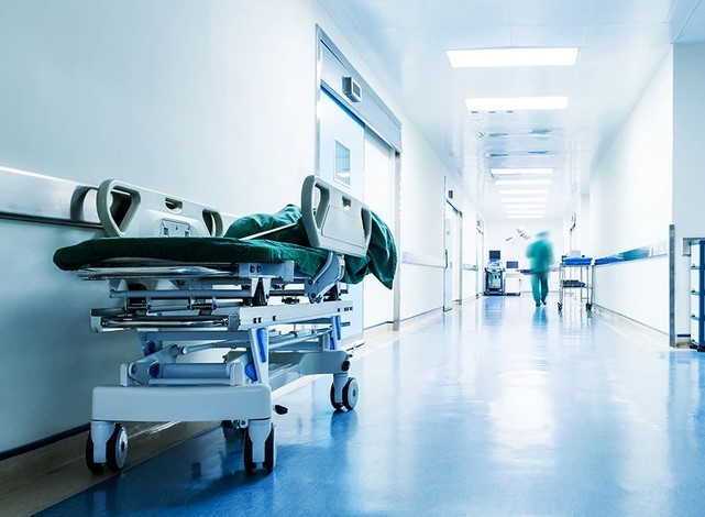 Μάχη για τη ζωή του δίνει ο 22χρονος που κατάπιε αμάσητο ένα μπέργκερ – Έμεινε πάνω από δύο λεπτά χωρίς οξυγόνο