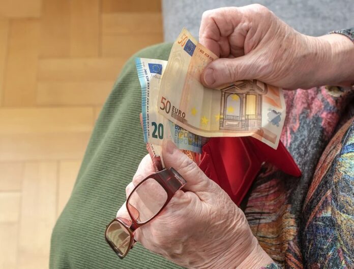 Συντάξεις Ιανουαρίου: Πότε θα δουν λεφτά στους λογαριασμούς τους οι δικαιούχοι