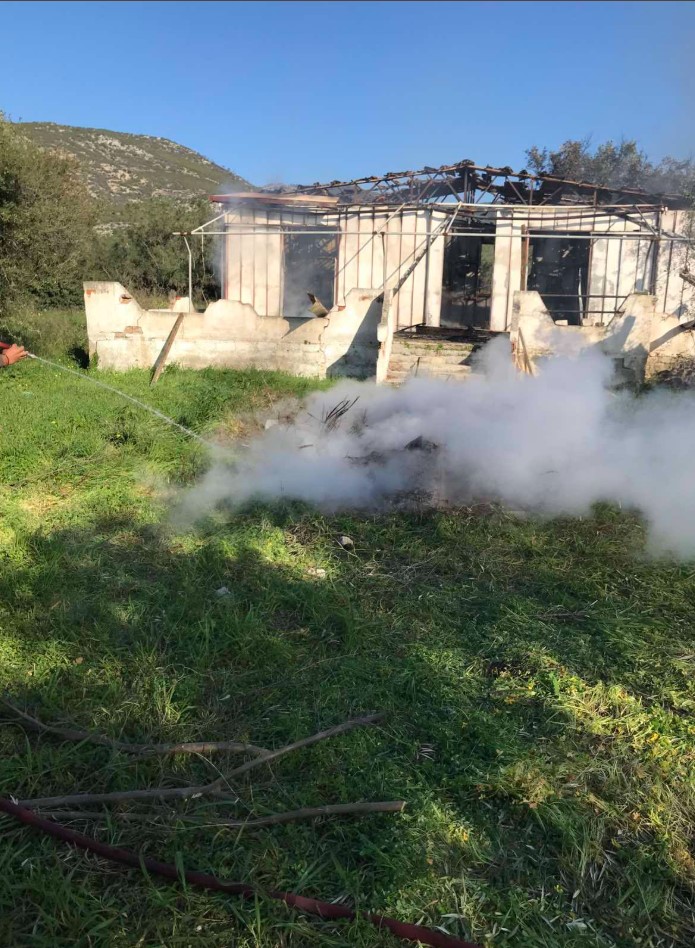 Φωτιά σε εγκαταλελειμμένο σπίτι στη Βουλιαγμένη Λουτρακίου