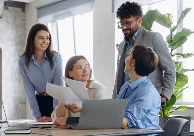 Έως και δύο μισθούς κερδίζουν από σήμερα οι εργαζόμενοι στον ιδιωτικό τομέα: Πώς διαφοροποιείται το όφελος ανά ηλικία και παιδιά