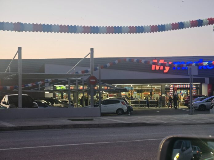 ΛΟΥΤΡΑΚΙ: Λαμπερά εγκαίνια σούπερ μάρκετ σε μια πόλη που θρηνούσε...