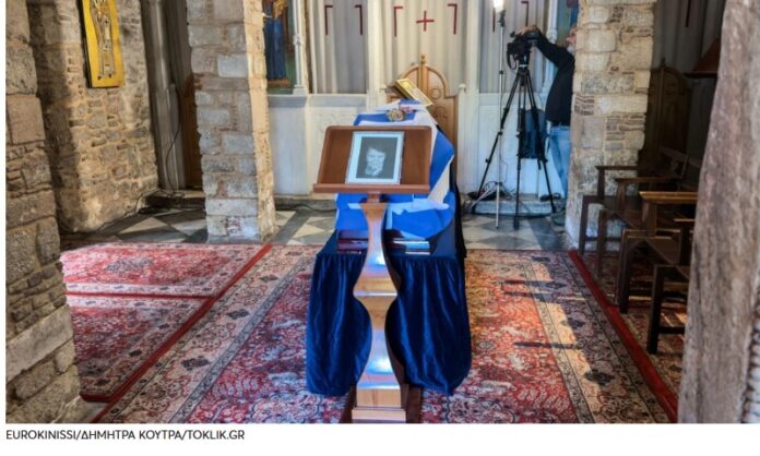 Ο κόσμος αποχαιρετά την Ελένη Γλύκατζη-Αρβελέρ: ξεκίνησε το λαϊκό προσκύνημα