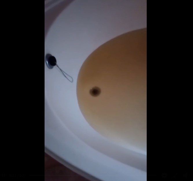 Για ποιό λόγο κάτοικοι και επισκέπτες αντί για νερό βρύσης πίνουν εμφιαλωμένο; Μετά την χθεσινή λογοδοσία επισκεφτήκαμε ένα καφέ της πόλης. Μας έκανε τεράστια εντύπωση ότι οι Κιατανιώτες προτιμούν να πίνουν εμφιαλωμένο νερό αντί νερό βρύ