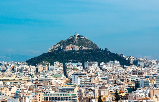 Η μισή Αθήνα θέλει κατεδάφιση