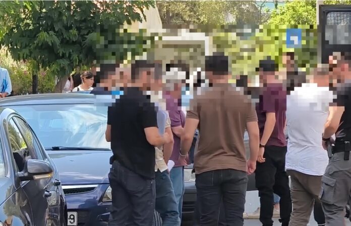 Νέες αποκαλύψεις για το κύκλωμα στις πολεοδομίες: Έπαιρναν χρήματα ακόμα και μέσα σε κουτιά γλυκών, ξέπλεναν λεφτά δωροληψίας σε έργα τέχνης