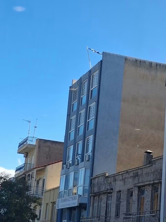 Σκισμένη η ελληνική σημαία στο Αστυνομικό Μέγαρο Κορινθίας
